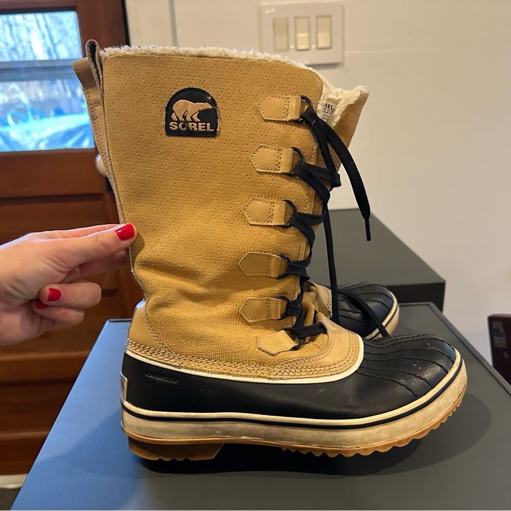 Women’s boots, discontinued model retailed for $200. EUC.
